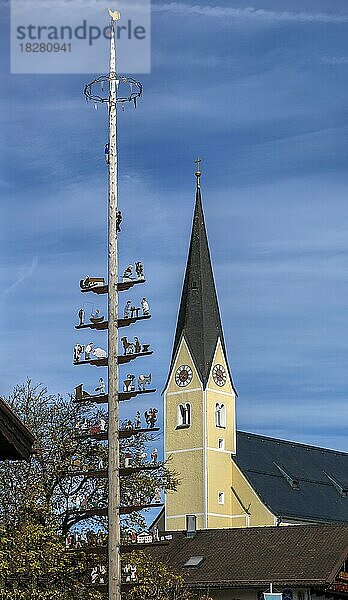 Maibaum mit der Pfarrkirche Mariä Himmelfahrt  Prien am Chiemsee  Chiemgau  Bayern  Deutschland  Europa