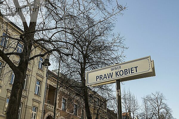 Straßenschild am Gartenplatz Skwer Praw Kobiet  dem Platz der Frauenrechte in Krakau  der Hauptstadt der Woiwodschaft Kleinpolen  Polen  Europa