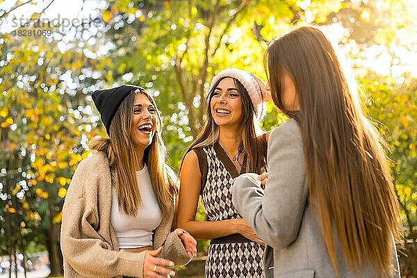 Frauen Freunde lächelnd in einem Park im Herbst mit Wollmützen  trendy Herbst Lebensstil
