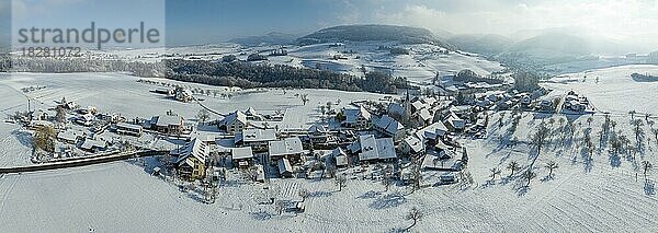 Dorfpanorama mit Schnee  Luftaufnahme  Kilchberg  Baselland  Schweiz  Europa