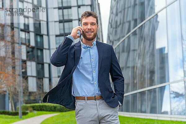 Geschäftsmann oder Finanzmann im Telefongespräch vor einem Büro  Glasgebäude