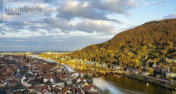 Blick auf Heidelberg  die Alte Brücke (Karl-Theodor-Brücke)  die Altstadt und den Fluss Neckar am Morgen zur goldenen Stunde bei Sonnenschein  Panorama  Rhein-Neckar-Kreis  Baden-Württemberg  Deutschland  Europa