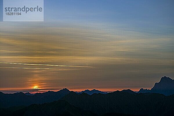 Sonnenaufgang über Lechtaler Alpen  Namlos  Reutte  Lechtal  Außerfern  Tirol  Österreich  Europa