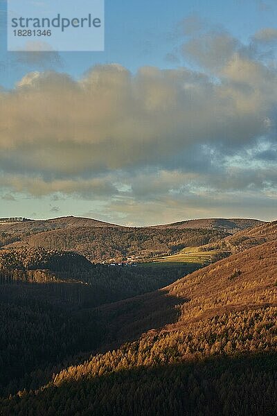 Vegetation der Wälder und Felder in den Hügeln mit Wolken im Abendlicht  Krásin  Dolná Sú?a  Slowakei  Europa