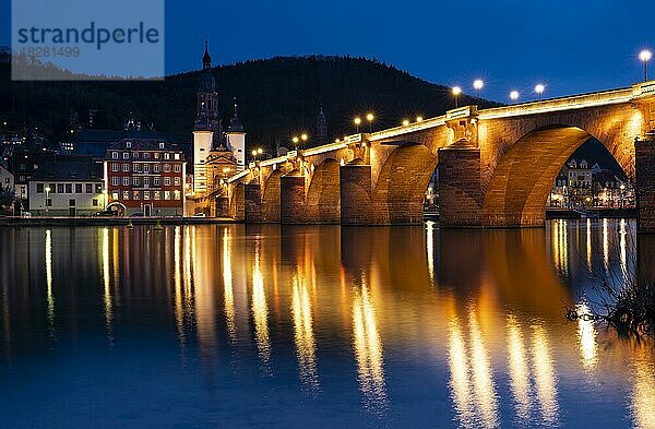 Heidelberg  Blick auf die Alte Brücke (Karl-Theodor-Brücke) und das Stadttor  am Abend zur blauen Stunde  die Brücke ist beleuchtet  Baden-Württemberg  Deutschland  Europa