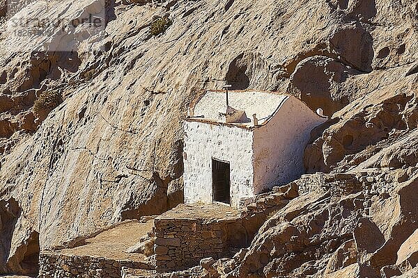 Ermita de La Pena  weiße winzige Felsen-Kapelle  Barranco de Las Penitas  Fuerteventura  Kanarische Inseln  Spanien  Europa