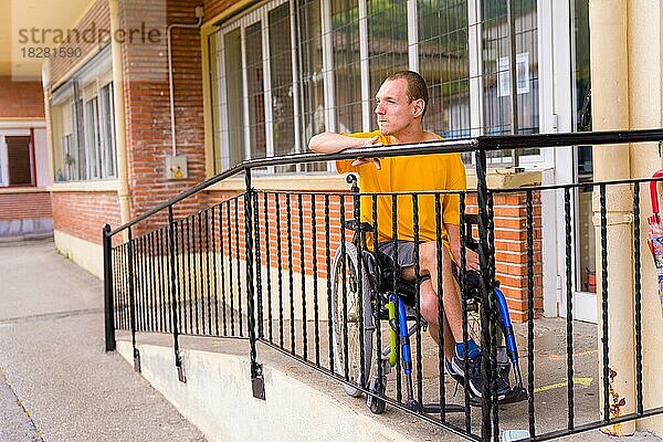Porträt einer schwerbehinderten Person in gelbem Kleid im Rollstuhl in der Schule