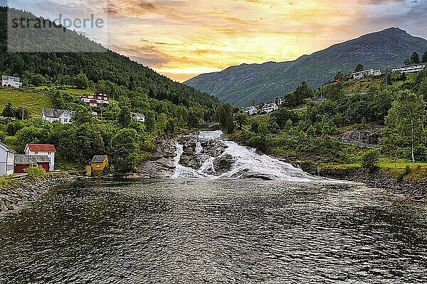 Wasserfall im Dorf  Hellesyltfossen  Abendhimmel  Hellesylt  Møre og Romsdal  Norwegen  Europa