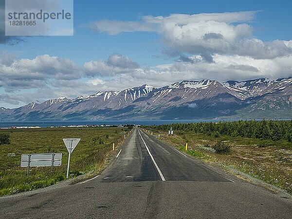 Autostraße  Blick zum Eyjaförður und zu den schneebedeckten Bergen bei Dalvik  Akureyri  Island  Europa