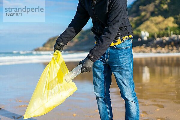 Meeresverschmutzung  unerkennbare Person  die eine Plastikflasche wirft. ökologisches Konzept