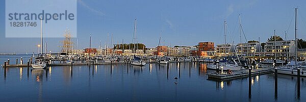 Hafen mit Segelschiff Passat am Priwall  Travemünde  Lübeck  Ostsee  Schleswig-Holstein  Deutschland  Europa