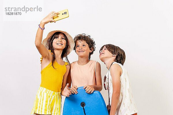 Kinder haben Spaß in den Sommerferien auf einem weißen Hintergrund  die ein Selfie