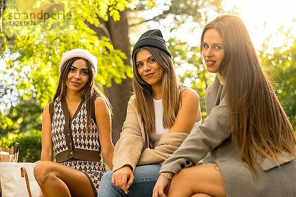 Porträt von sorglosen Frauen Freunde lächelnd in einem Park im Herbst  trendy Herbst Lebensstil
