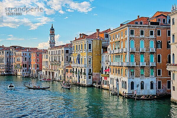Grand Canal mit Booten und Gondeln bei Sonnenuntergang  Venedig  Venedig  Italien  Europa