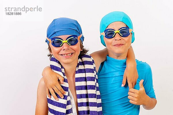 Brüder in Badeanzügen für den Schwimmunterricht im Schwimmbad gekleidet. Weißer Hintergrund