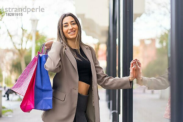 Frau Einkaufen mit Taschen in der Stadt  Konzept Verkauf  Konsumverhalten  Copy Paste  Black Friday