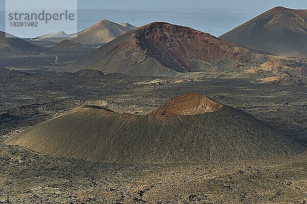 Verschiedenfarbige Vulkan-Kegel  Krater  nah  Timanfaya-Nationalpark  Feuerberge  Vulkanlandschaft  wolkiger Himmel  Lanzarote  Kanarische Inseln  Spanien  Europa