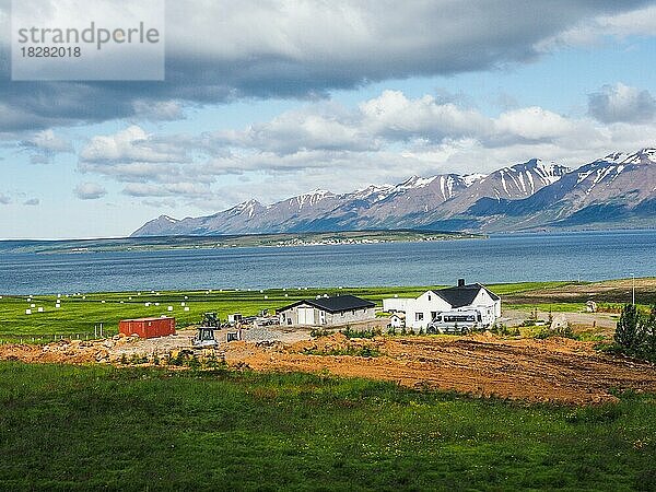 Blick über den Eyjaförður zu den schneebedeckten Bergen bei Dalvik  Akureyri  Island  Europa