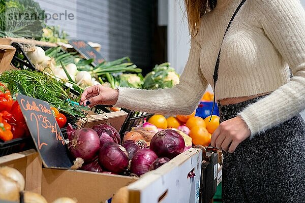 Frau kauft Gemüse und Grünzeug im Lebensmittelgeschäft
