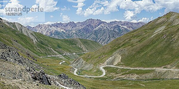 Hochgebirgspass und Berggipfel  Tuluk-Tal  Region Naryn  Kirgisistan