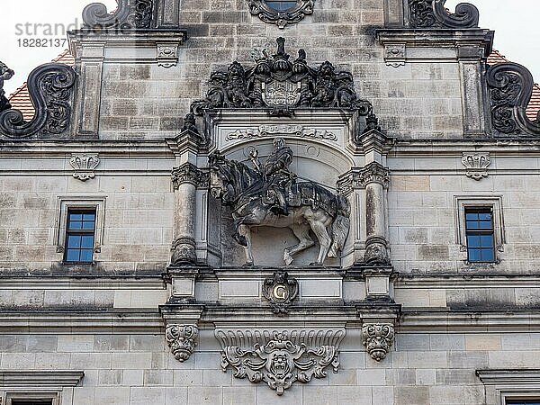 Der obere Teil des Georgentorgebäudes mit dem Reiterstandbild  Dresden  Sachsen  Deutschland  Europa