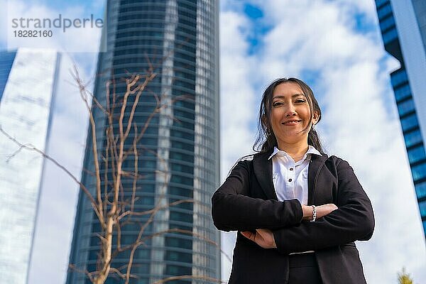 Lateinische Geschäftsfrau Firmenporträt  Gewerbegebiet  Blick in die Kamera
