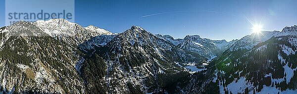 Luftaufnahme verschneite Berge Wildfräuleinstein  Stuibenkopf  Zerenkopf  Gehrenkopf und Mittagsspitze  Bayern  Bad Hindelang  Hinterstein  Hintersteiner Tal  Deutschland  Europa