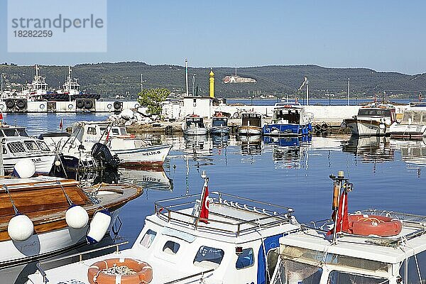 Boote im Hafen  Çanakkale an den Dardanellen  Marmara  Westtürkei  Türkei  Asien