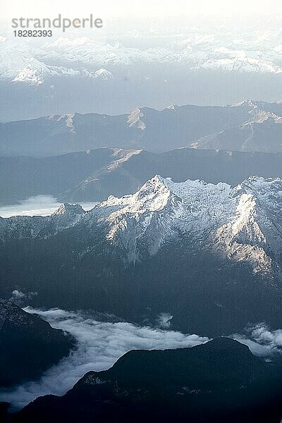 Berge im Morgenlicht  Alpen  Luftaufnahme  Österreich  Europa