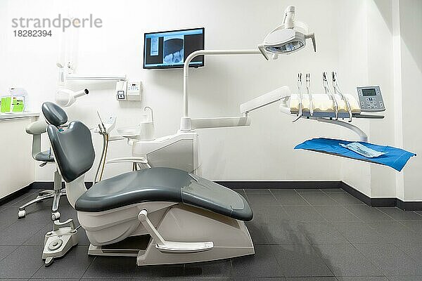 Moderne Zahnarztpraxis. Zahnarztstuhl  medizinisches Licht  Zahnklinik ohne Menschen