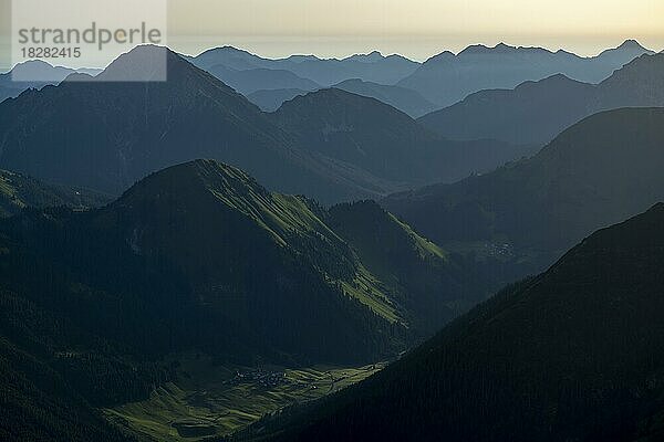 Morgenlicht über Lechtaler Alpen  Namlos  Reutte  Lechtal  Außerfern  Tirol  Österreich  Europa