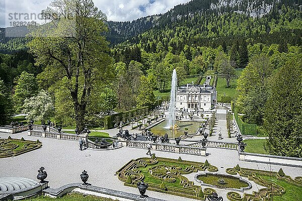 Königliche Villa Schloss Linderhof mit Brunnen  Gemeinde Ettal  Landkreis Garmisch Partenkirchen  Oberbayern  Bayern  Deutschland  Europa