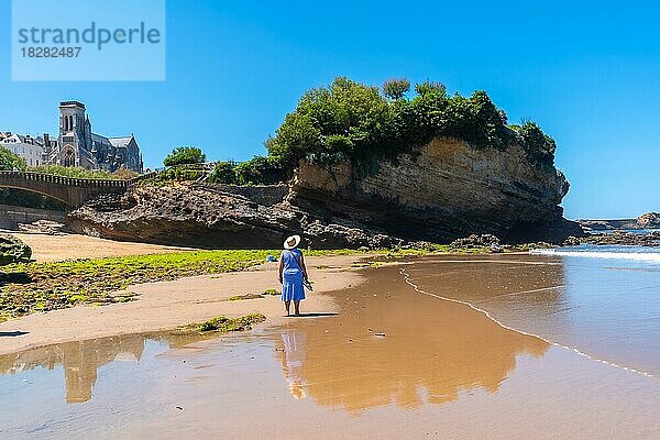 Eine ältere Frau genießt den Urlaub am Strand in Biarritz  Lapurdi. Frankreich  Ferienort im Südwesten