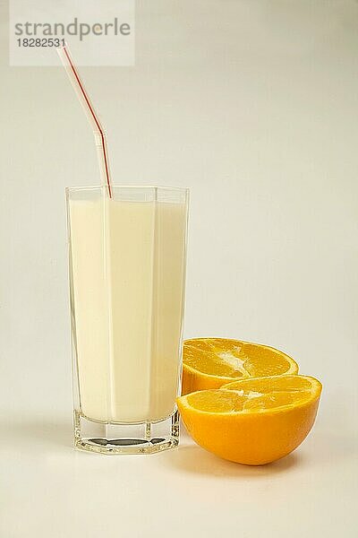 Glas Milch mit Strohhalm  Orange  Ernährung  Food