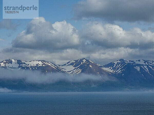 Blick über den Eyjaförður zu den schneebedeckten Bergen bei Dalvik  Akureyri  Island  Europa