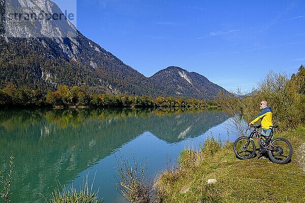 Radfahrer am Inn südlich von Kufstein  Innradweg  Tirol  Österreich  Europa