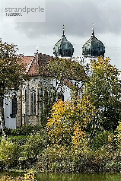 Klosterkirche St. Lambert mit dem Kloster Seeon  Seeon-Seebruck  Chiemgau  Bayern  Deutschland  Europa