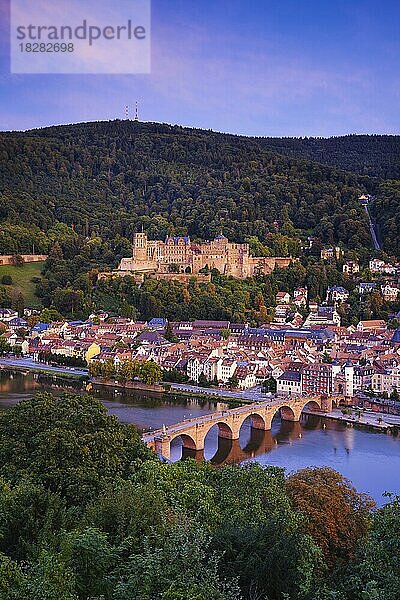 Blick auf Heidelberg  das Schloss  die Alte Brücke (Karl-Theodor-Brücke)  das Stadttor und den Fluss Neckar an einem Sommerabend zur blauen Stunde  rechts hinten die Bergbahn zum Schloss  Rhein-Neckar-Kreis  Baden-Württemberg  Deutschland  Europa