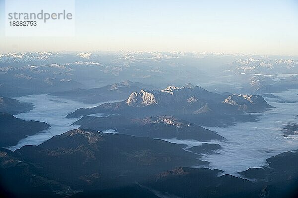 Berge im Morgenlicht  Alpen  Luftaufnahme  Österreich  Europa