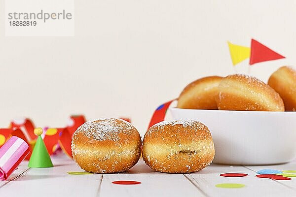 Deutscher traditioneller Berliner Pfannkuchen  ein mit Marmelade gefüllter Donut ohne Loch. Traditionell im Karneval serviert