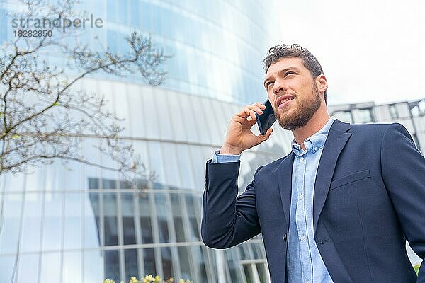 Geschäftsmann oder Finanzmann bei einem Arbeitsgespräch außerhalb des Büros  Gewerbegebiet