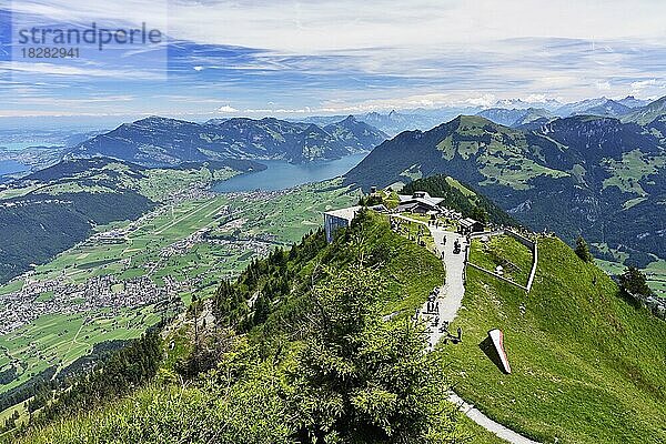 Sicht auf die Bergstation vom Stanserhorn  hinten Vierwaldstättersee und das Dorf Stans  Kanton Nidwalden  Schweiz  Europa