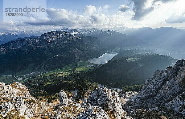 Abenstimmung  Haldensee und Tannheimer Berge  Allgäuer Alpen  Tirol  Österreich  Europa