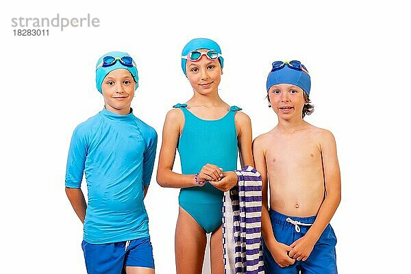 Kinder in Badeanzügen für den Schwimmunterricht im Schwimmbad gekleidet. Weißer Hintergrund