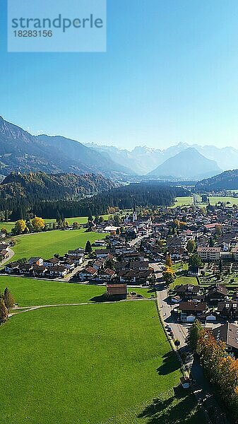 Luftbild von Fischen im Allgäu mit Blick auf die Pfarrkirche St. Verena. Fischen im Allgäu  Oberallgäu  Schwaben  Bayern  Deutschland  Europa