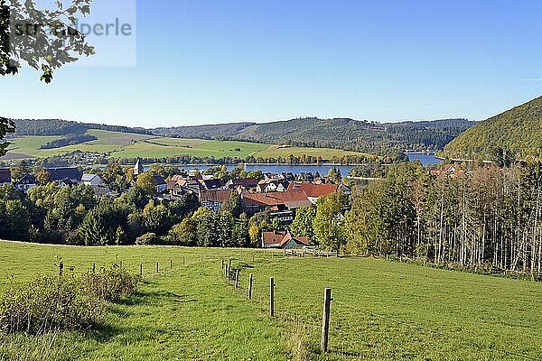 Ausblick auf den Ort Heringhausen am Diemelsee im Herbst  Naturpark Diemelsee  Hessen  Deutschland  Europa