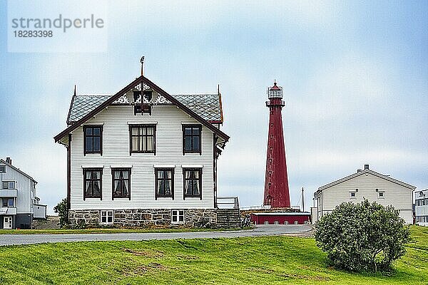 Roter Leuchtturm  Ortsansicht Andenes  Andøya  Vesterålen  Nordnorwegen  Norwegen  Europa