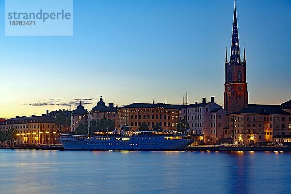 Beleuchtete Hafenfront zur blauen Stunde  Gamla Stan  Passagierschiff  Abenddämmerung  Gamla Stan  Stockholm  Schweden  Europa