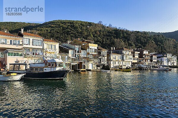 Häuser und Boote am Bosporus Ufer  Anadolu Kava??  Istanbul  asiatischer Teil  Provinz Istanbul  Türkei  Asien