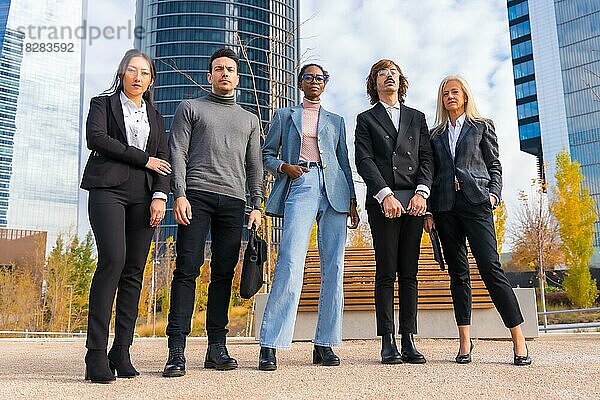 Unternehmensporträt einer Gruppe multiethnischer Geschäftsleute vor den Büros